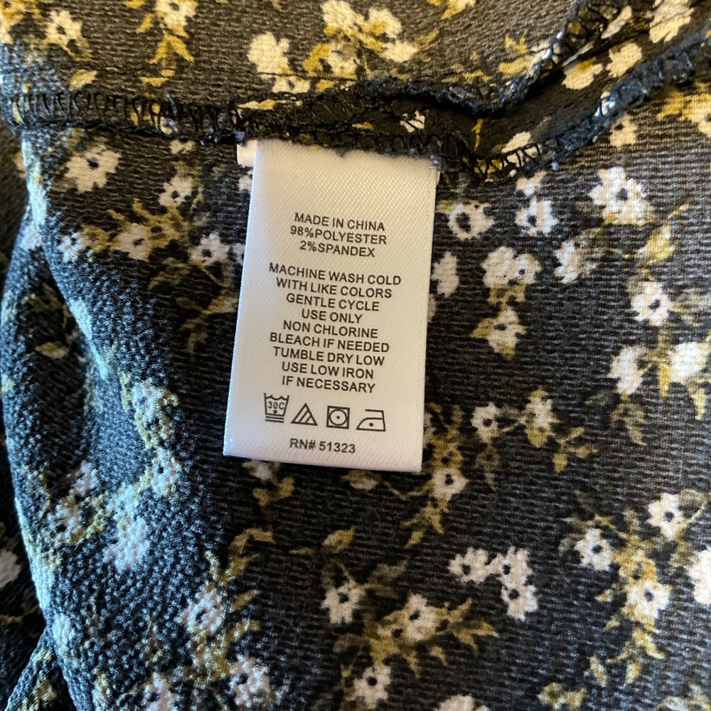 CeCe Black and White Patterned Blouse - image 7